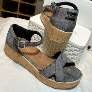 Like new TOMS black platform sandal shoe women 9 tweed slip on ankle strap print